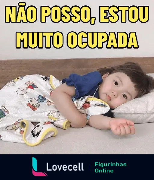 Criança deitada com expressão cansada em uma cama, coberta por um cobertor colorido, com texto grande em amarelo: 'NÃO POSSO, ESTOU MUITO OCUPADA'.