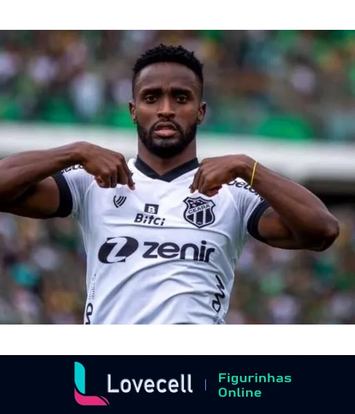 Jogador do Ceará comemorando um momento do jogo, vestido com uniforme branco e preto, apontando para si mesmo com orgulho