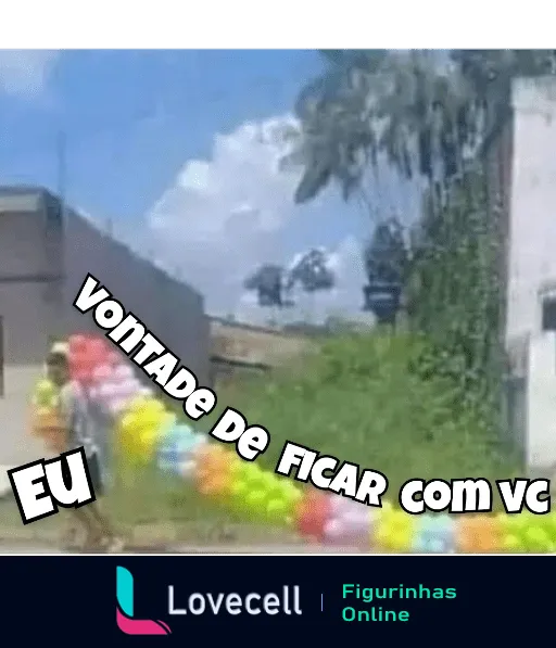 Figurinha com frase romântica humorada 'EU vontade de ficar com VC' em texto branco com contorno preto sobre fundo de rua com palmeiras e céu aberto durante o dia