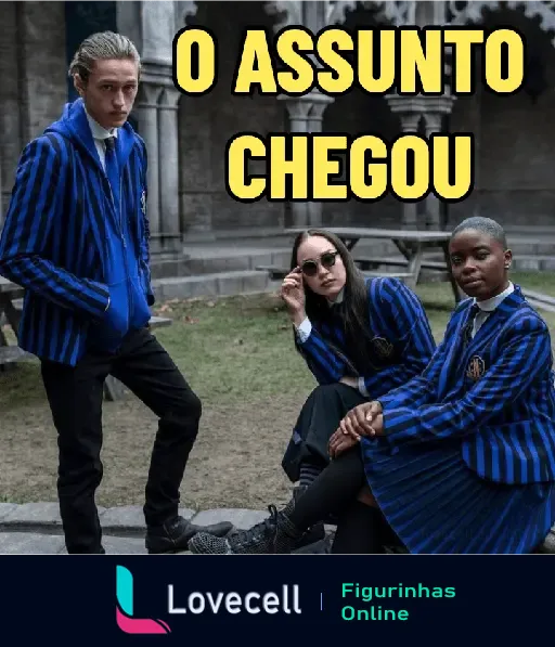 Figurinha da série Wandinha com três personagens em uniforme escolar, com expressão séria e estilo destacado, com o texto 'O Assunto Chegou'.