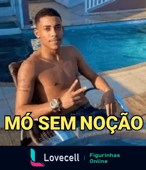 MC POZE mó sem noção sentado em uma cadeira ao lado da piscina, sem camisa, fazendo sinal de paz com a mão.