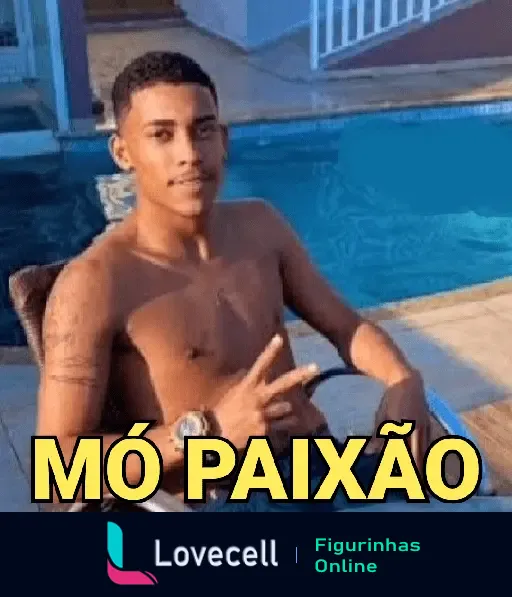 Homem sem camisa acena com a mão em sinal de paz e amor ao lado de uma piscina. Texto da imagem: 'Mó Paixão'.