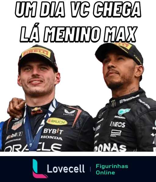 Figurinha com Max Verstappen e Lewis Hamilton em pódio de Fórmula 1, Max olhando para o lado e Lewis para frente, com texto 'UM DIA VC CHEGA LÁ MENINO MAX'