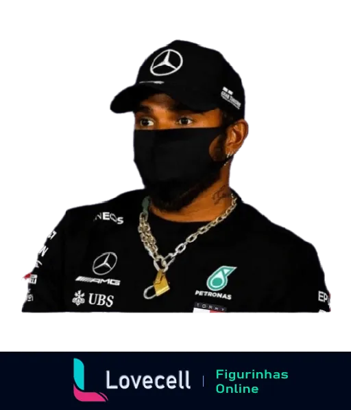 Lewis Hamilton vestindo camisa preta da Mercedes e máscara facial, com correntes e pingente visíveis, expressando seriedade e estilo