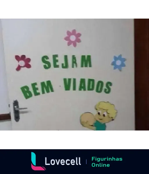 Porta decorada com flores e os dizeres 'Sejam Bem Viados' em letras verdes, com uma figura animada de uma criança loira segurando uma bola.