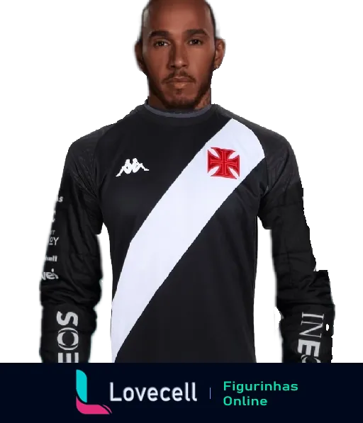 Lewis Hamilton usando uniforme de corrida preto e branco com logo da Kappa e distintivo em forma de cruz no peito, exibindo expressão séria e confiante