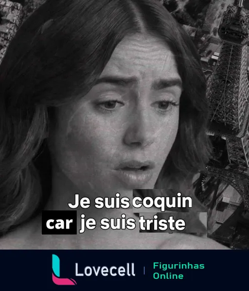 Figurinha de WhatsApp mostrando uma mulher triste com texto em francês 'Je suis coquin car je suis triste' em preto e branco, com fundo desfocado de paisagem aérea da cidade