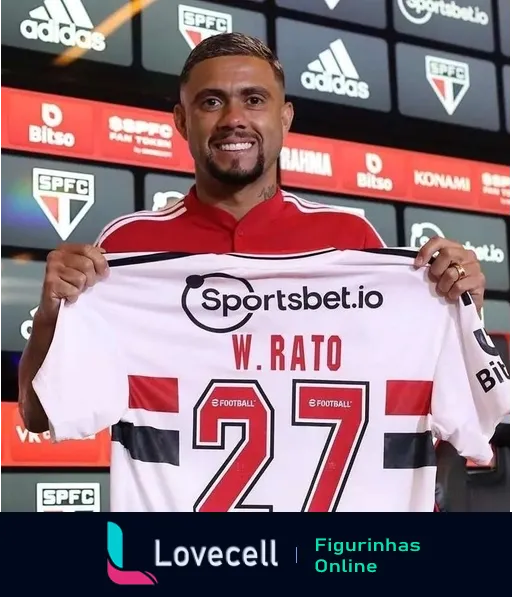 W. Rato segurando e sorrindo com a camisa número 27 do São Paulo em frente a logos de patrocinadores