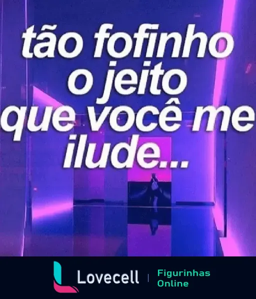 Imagem com a frase 'tão fofinho o jeito que você me ilude' em destaque, sobre um fundo com luzes neon roxas, ideal para mandar indiretas.