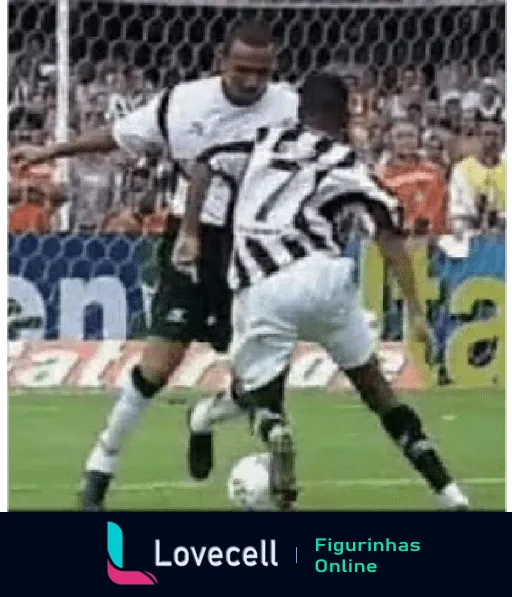 Momento intenso de jogo de futebol entre Santos e adversário, com dois jogadores disputando a bola em estádio cheio