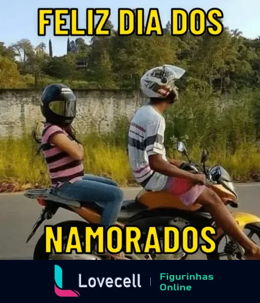 Figura de um casal em uma motocicleta, comemorando o Dia dos Namorados. Ela de braços cruzados com capacete, ele pilotando com estilo. MEMES DIA DOS NAMORADOS