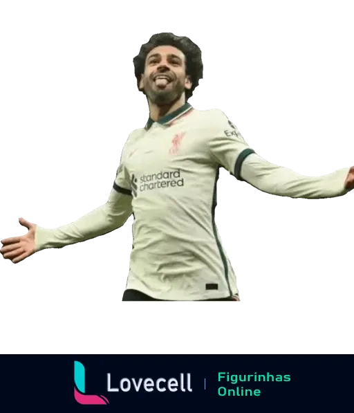 Jogador do Liverpool comemorando gol com braços abertos, uniforme cinza e sorriso, fundo neutro