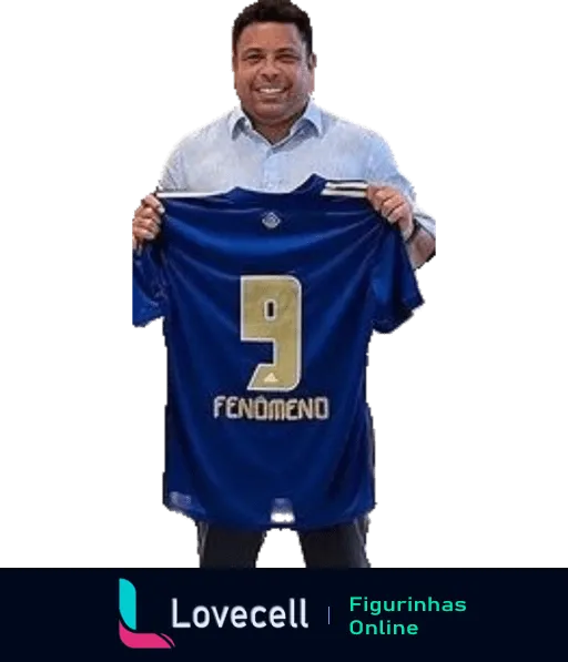 Ronaldo sorrindo e segurando uma camisa de futebol azul número 9 com a inscrição 'FENÔMENO', evocando seus dias de glória no futebol