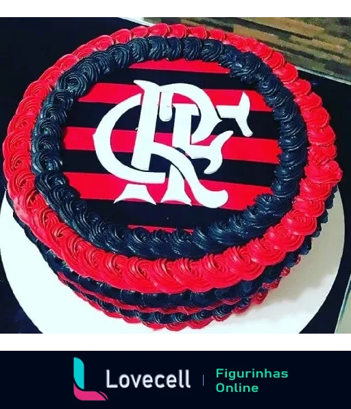 Bolo decorado com as cores e emblema do Flamengo, cobertura preta e vermelha com o logo do CRF ao centro, ideal para torcedores