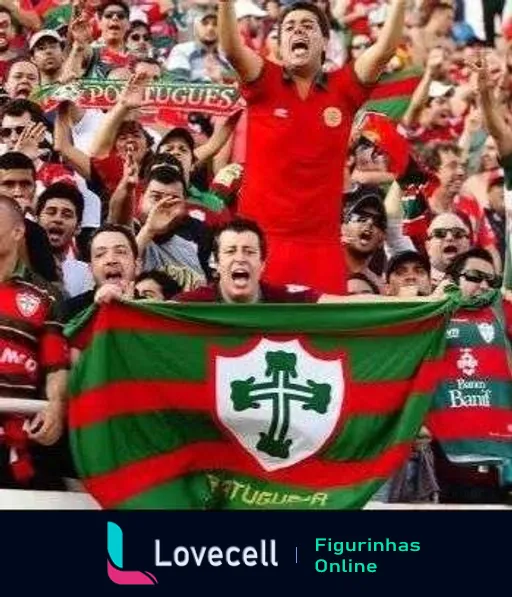 Torcedores da Portuguesa entusiasmados em jogo de futebol, com destaque para um torcedor segurando grande bandeira do clube