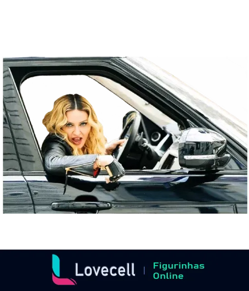 Imagem da cantora Madonna ao volante de um carro, com cabelo loiro solto e expressão animada, segurando o volante e olhar intenso.