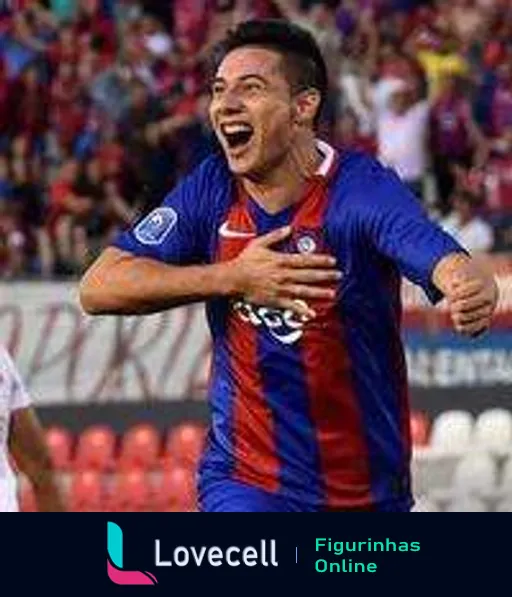 Jogador do Cerro Porteño comemorando gol com uniforme azul e vermelho, sorrindo e de braços abertos em campo