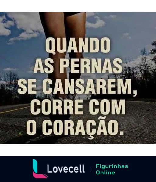 Pernas de uma pessoa correndo em uma estrada com a frase 'Quando as pernas se cansarem, corre com o coração' para motivar força e determinação