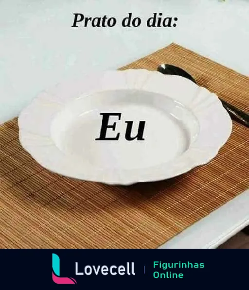 Figurinha humorística mostrando um prato branco com a palavra 'Eu' em preto no centro, sobre uma mesa com toalha de palha, acompanhado do texto 'Prato do dia:'