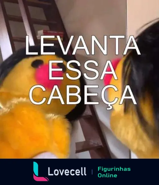 Figurinha de WhatsApp com urso de pelúcia amarelo incentivando, texto 'LEVANTA ESSA CABEÇA' em um ambiente interno desfocado