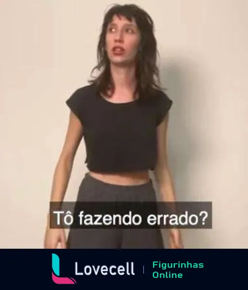 Figurinha do WhatsApp de uma mulher com expressão confusa e questionadora, vestida casualmente, com a frase 'Tô fazendo errado?'