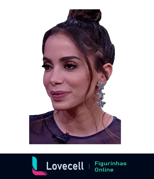 Anitta com coque elegante, brincos grandes, expressão confiante e maquiagem suave nos olhos