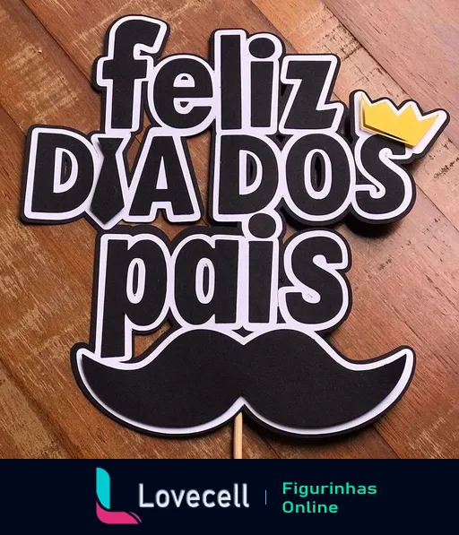 Figurinha de WhatsApp comemorativa para o Dia dos Pais, destacando o texto 'feliz DIA DOS PAIS' em letras grandes sobre um bigode preto, com uma coroa amarela acima.