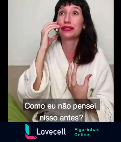 Figurinha de Tina em roupão falando ao telefone com expressão de surpresa e epifania, texto 'Como eu não pensei nisso antes?'