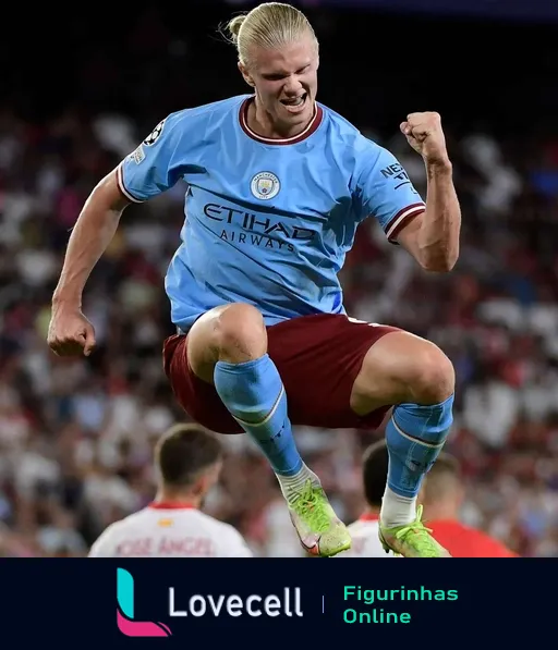 Jogador do Manchester City comemorando gol com um pulo vibrante, vestido com uniforme azul claro e detalhes em vinho, logo da Etihad Airways visível