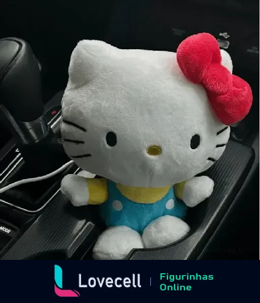 Peluche da Hello Kitty com um laço vermelho na orelha direita, vestindo macacão azul com botões e camiseta amarela, dentro de um carro.