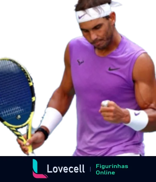 Rafael Nadal jogando tênis, vestido com camisa roxa e branca da Nike, segurando raquete, com expressão focada e determinada