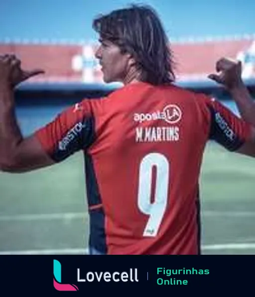 H. Martins do Cerro Porteño de costas, com uniforme vermelho e azul, número 9, comemorando com as mãos levantadas após partida de futebol