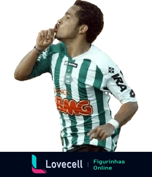 Jogador do Coritiba comemorando gol com uniforme verde e branco listrado, fazendo gesto de silêncio com o dedo na boca, patrocínio da BMG visível