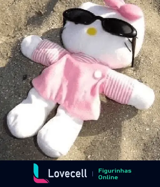 Hello Kitty de pelúcia na praia usando óculos de sol, vestida com uma roupa rosa. Ideal para momentos divertidos e de lazer.