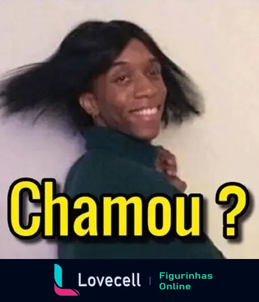 Imagem de uma pessoa sorrindo e jogando o cabelo para o lado, com o texto 'Chamou?' em amarelo destacado na parte inferior da imagem. Título: Chamou?, tags: Chamou?, sorriso, diversão, humor.