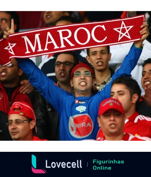 Torcedor do Marrocos animado no estádio, vestindo camiseta azul e boné vermelho, segurando faixa 'MAROC' com estrela branca, cercado por outros fãs celebrando