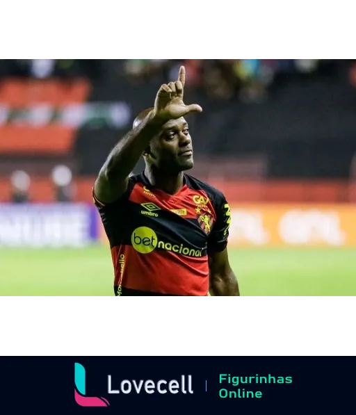 Jogador do Sport Recife comemorando com dedo indicador erguido, vestindo uniforme vermelho e preto no campo