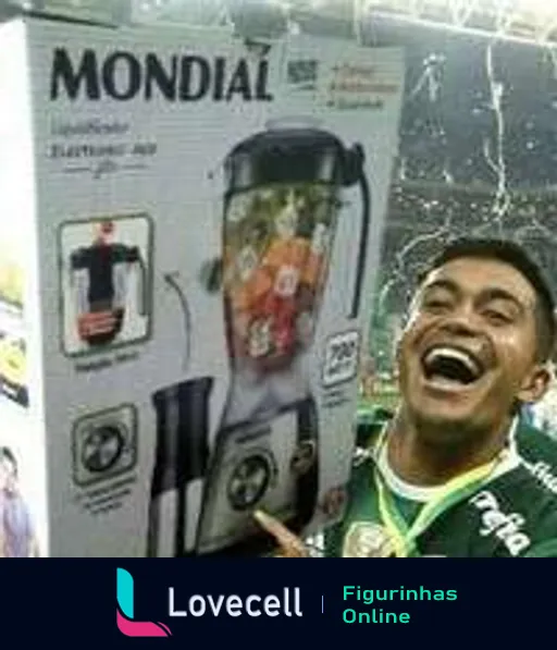 Homem sorridente com camisa do Palmeiras ao lado de uma caixa de liquidificador Mondial celebrando uma vitória ou promoção