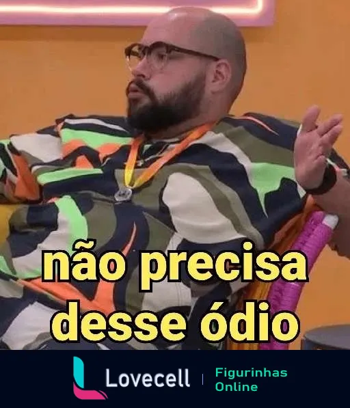 Figurinha do Tiago Abravanel sentado com expressão de repreensão e usando camisa colorida, com texto 'não precisa desse ódio', ideal para apaziguar discussões