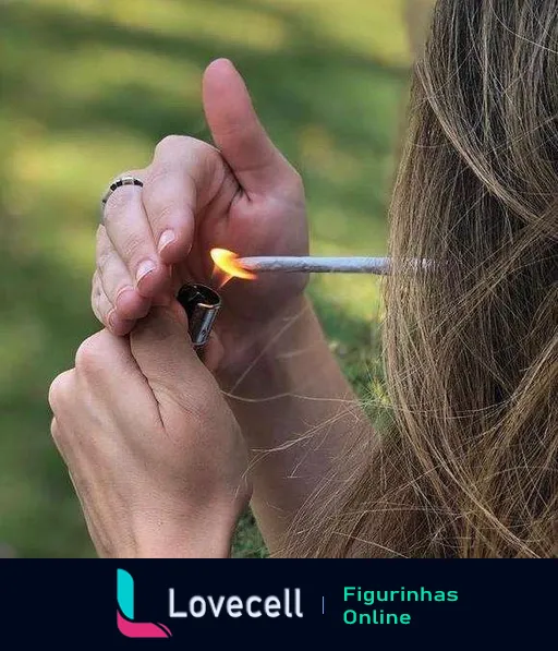 Pessoa acendendo um cigarro de cannabis ao ar livre, segurando isqueiro com uma mão e cigarro com outra, com fundo verde