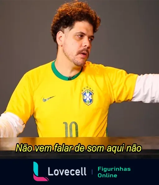 Personagem do Choque de Cultura com camisa da seleção brasileira dizendo 'Não vem falar de som aqui não', expressão de reprovação.