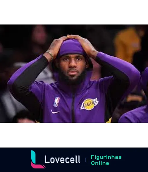 Lebron James com uniforme dos Lakers, camisa violeta com logos da NBA e Nike, posição pensativa com mãos na cabeça, momento de reflexão no jogo.