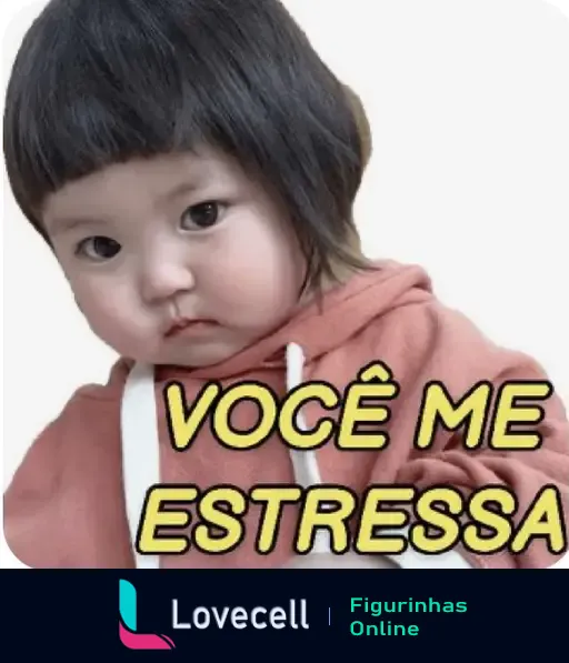 Uma criança com cabelo curto e liso, usando um moletom rosa, com uma expressão séria. A figurinha possui o texto "VOCÊ ME ESTRESSA" em letras grandes amarelas. Tag: coreaninha.