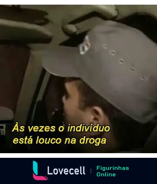 Imagem de um indivíduo dentro de um carro, de boné, com a legenda: 'Às vezes o indivíduo está louco na droga'.