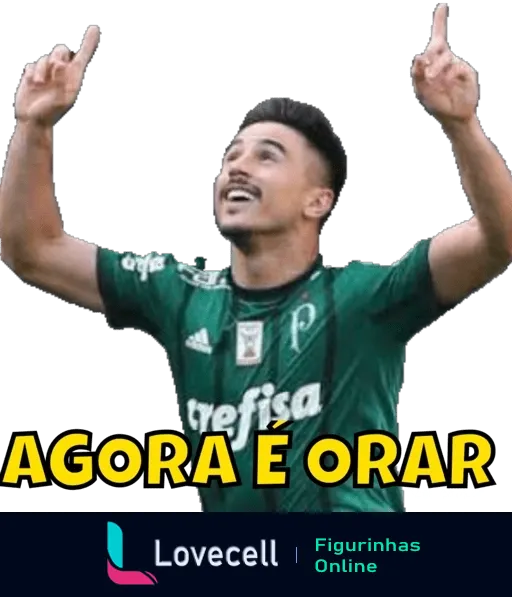 Jogador do Palmeiras comemorando com dedos apontados para o céu, usando uniforme verde e frase 'AGORA É ORAR' em branco com contorno preto