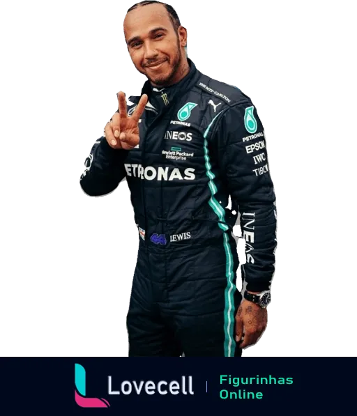 Lewis Hamilton de uniforme Mercedes fazendo sinal de paz com a mão direita e sorrindo