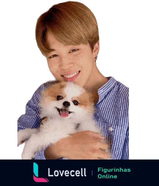 Integrante do BTS segurando um cachorro fofo enquanto sorri. O cãozinho de porte pequeno tem pelo branco e marrom e parece muito feliz.