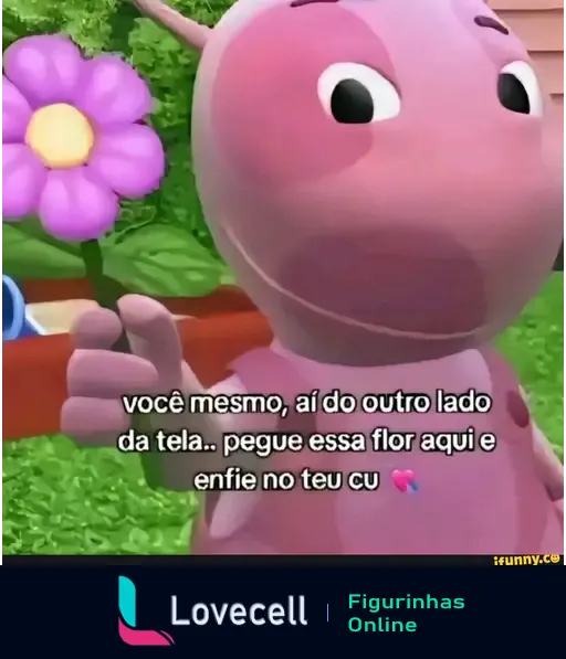 Imagem de um personagem rosa de desenho animado apontando e dizendo: 'você mesmo, aí do outro lado da tela.. pegue essa flor aqui e enfie no teu cu'. Humor memes.