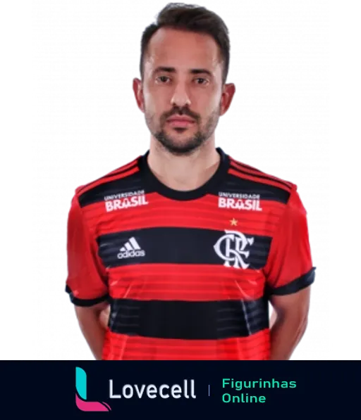 Jogador do Flamengo com uniforme Adidas e logo Universidade Brasil, com expressão séria pronto para o jogo