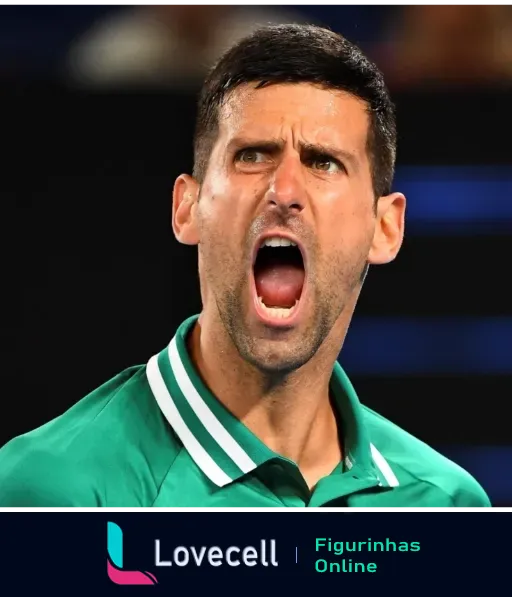 Novak Djokovic celebrando intensamente em quadra, usando camisa polo verde, ao ganhar um ponto em partida de tênis